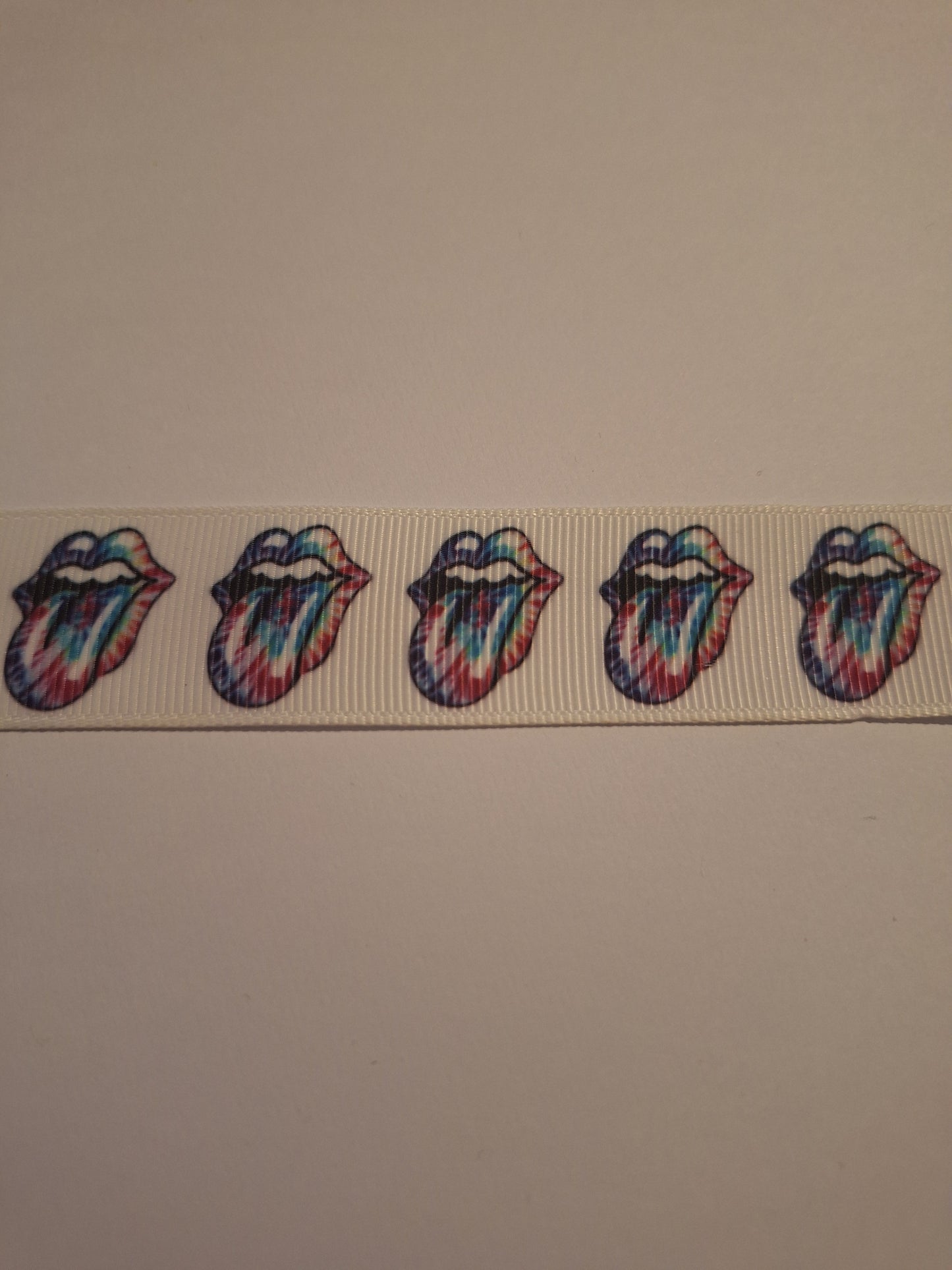 Sticking out tongue 25mm ribbon